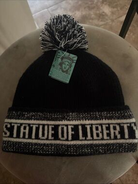 Statue of Liberty Black & White Pom Pom Beanie